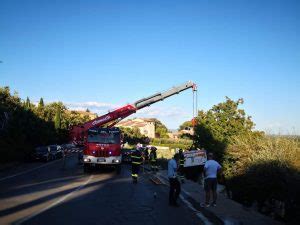 incidente san gimignano oggi|Rimorchio di tir travolge famiglia di turisti: gravi。